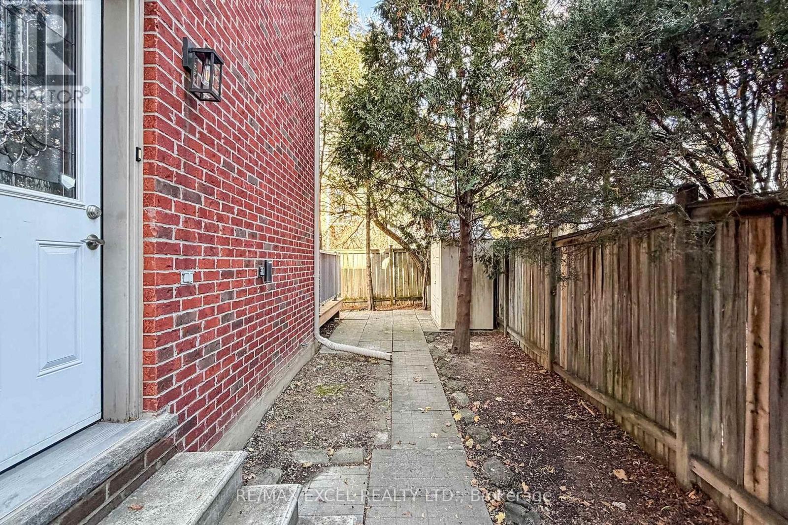 












90 FAIRLEIGH CRESCENT

,
Toronto (Forest Hill North),




Ontario
M6C3R9

