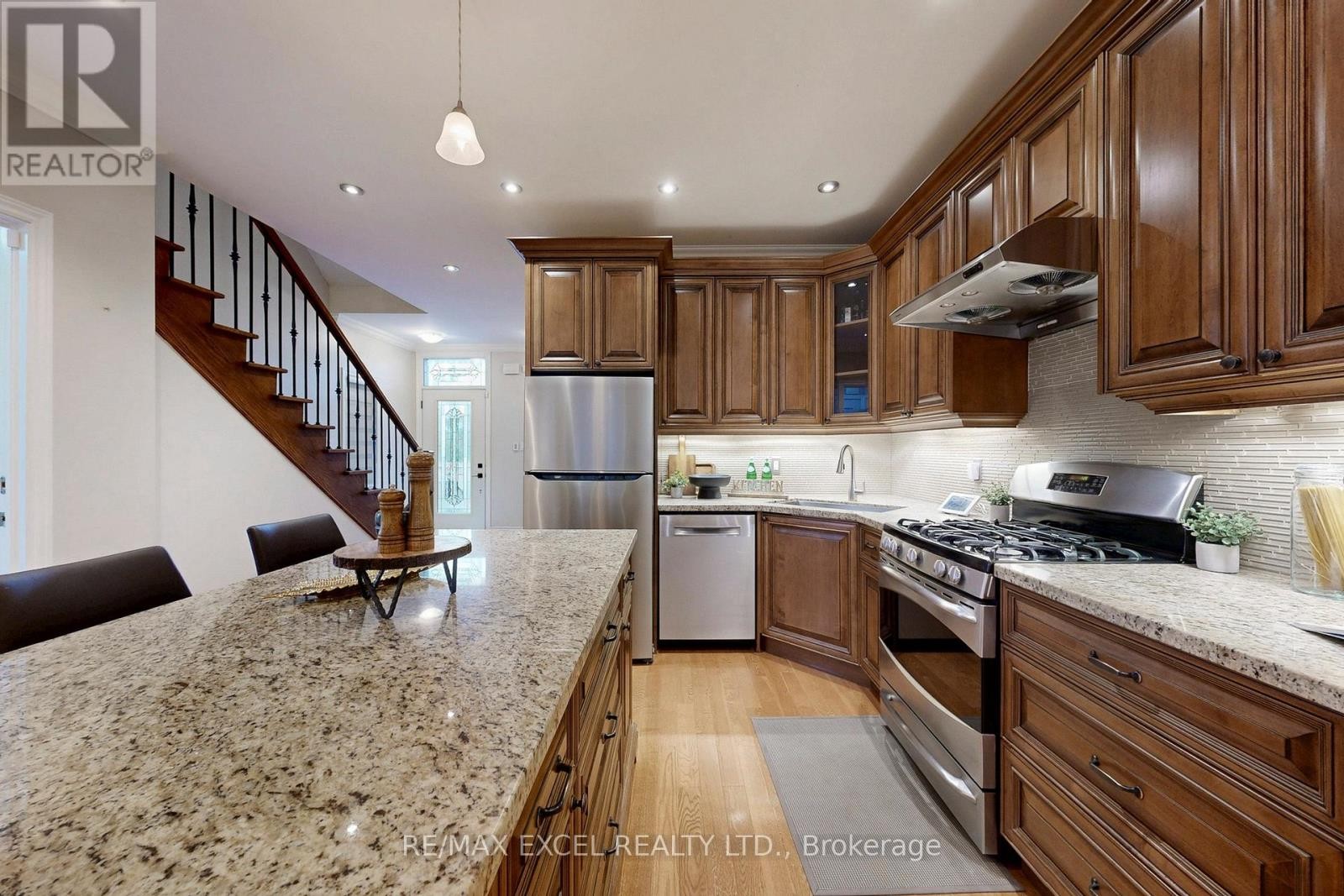 












90 FAIRLEIGH CRESCENT

,
Toronto (Forest Hill North),




Ontario
M6C3R9

