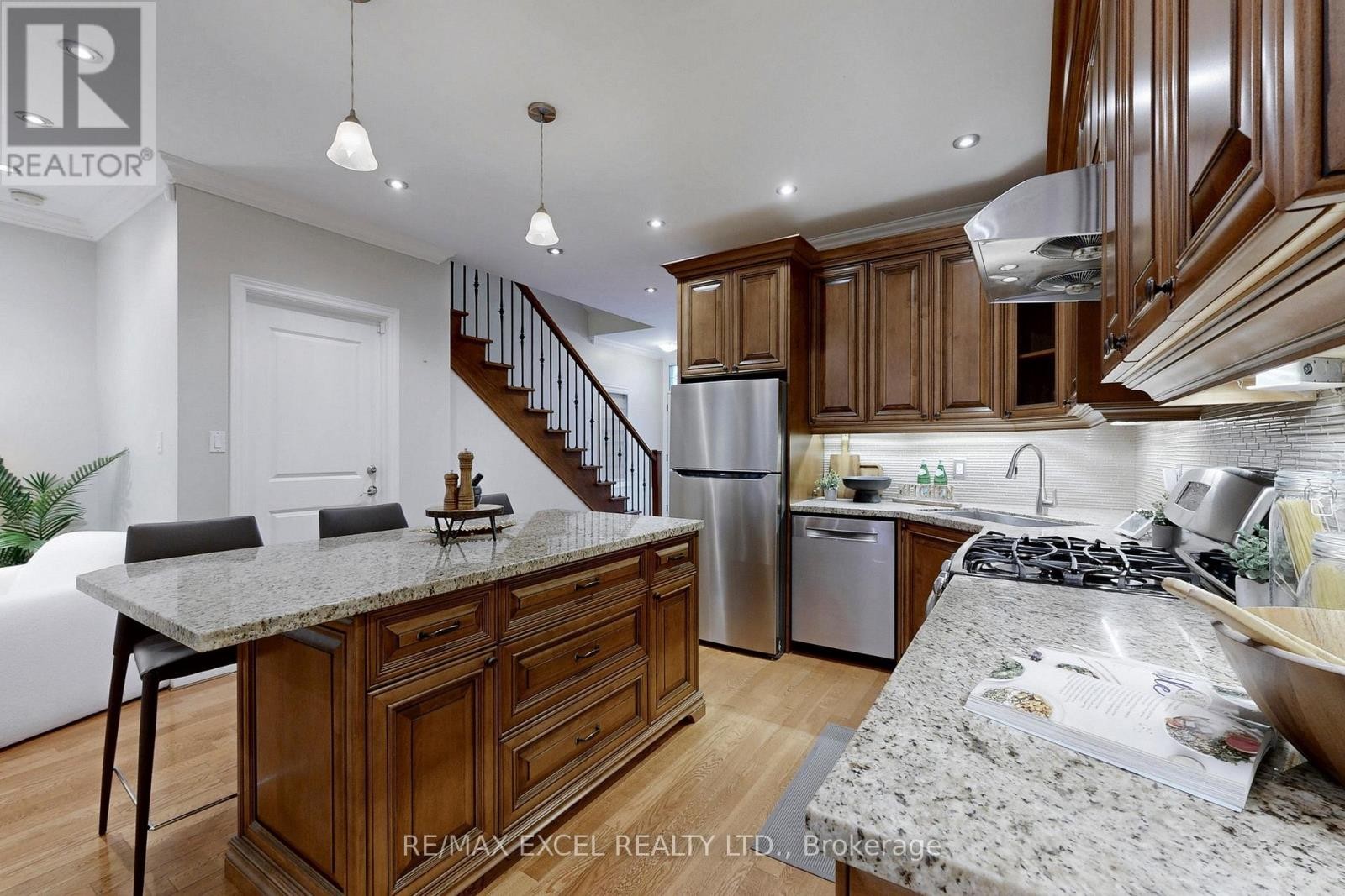 












90 FAIRLEIGH CRESCENT

,
Toronto (Forest Hill North),




Ontario
M6C3R9

