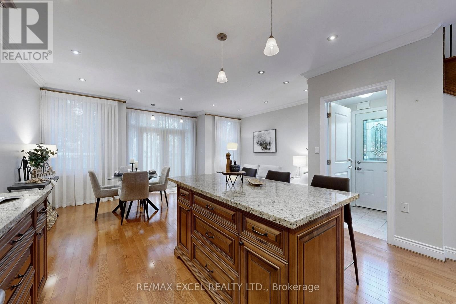 












90 FAIRLEIGH CRESCENT

,
Toronto (Forest Hill North),




Ontario
M6C3R9

