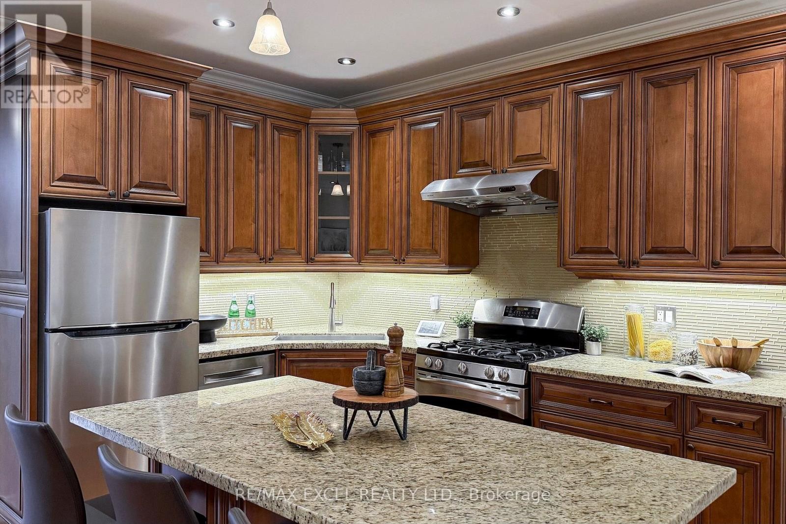 












90 FAIRLEIGH CRESCENT

,
Toronto (Forest Hill North),




Ontario
M6C3R9

