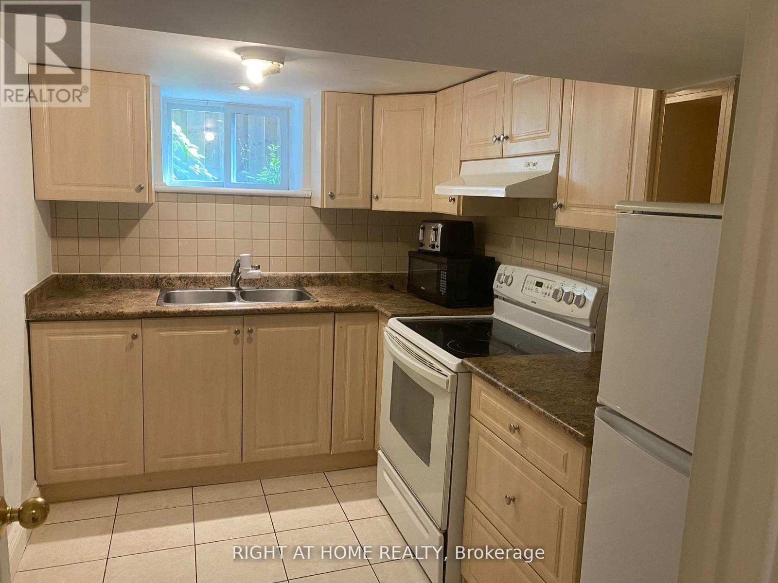 












36 NEWTON DRIVE

,
Toronto (Newtonbrook East),




Ontario
M2M2M7

