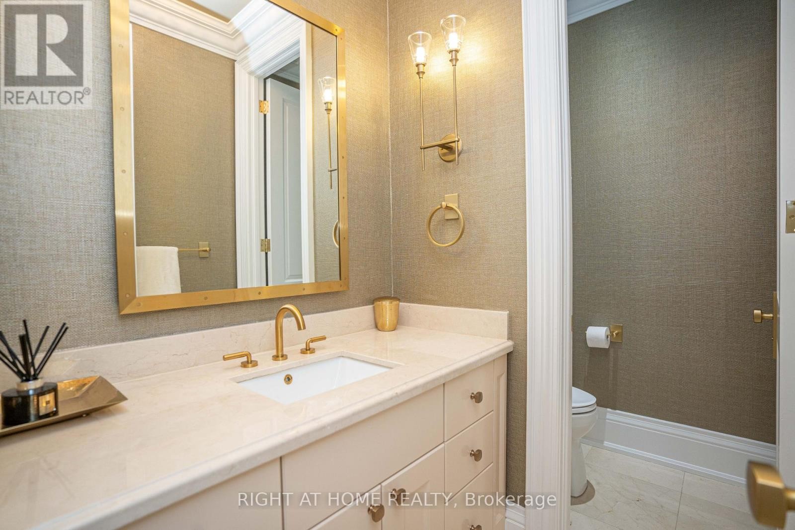 












377 BROOKE AVENUE

,
Toronto (Bedford Park-Nortown),




Ontario
M5M2L5

