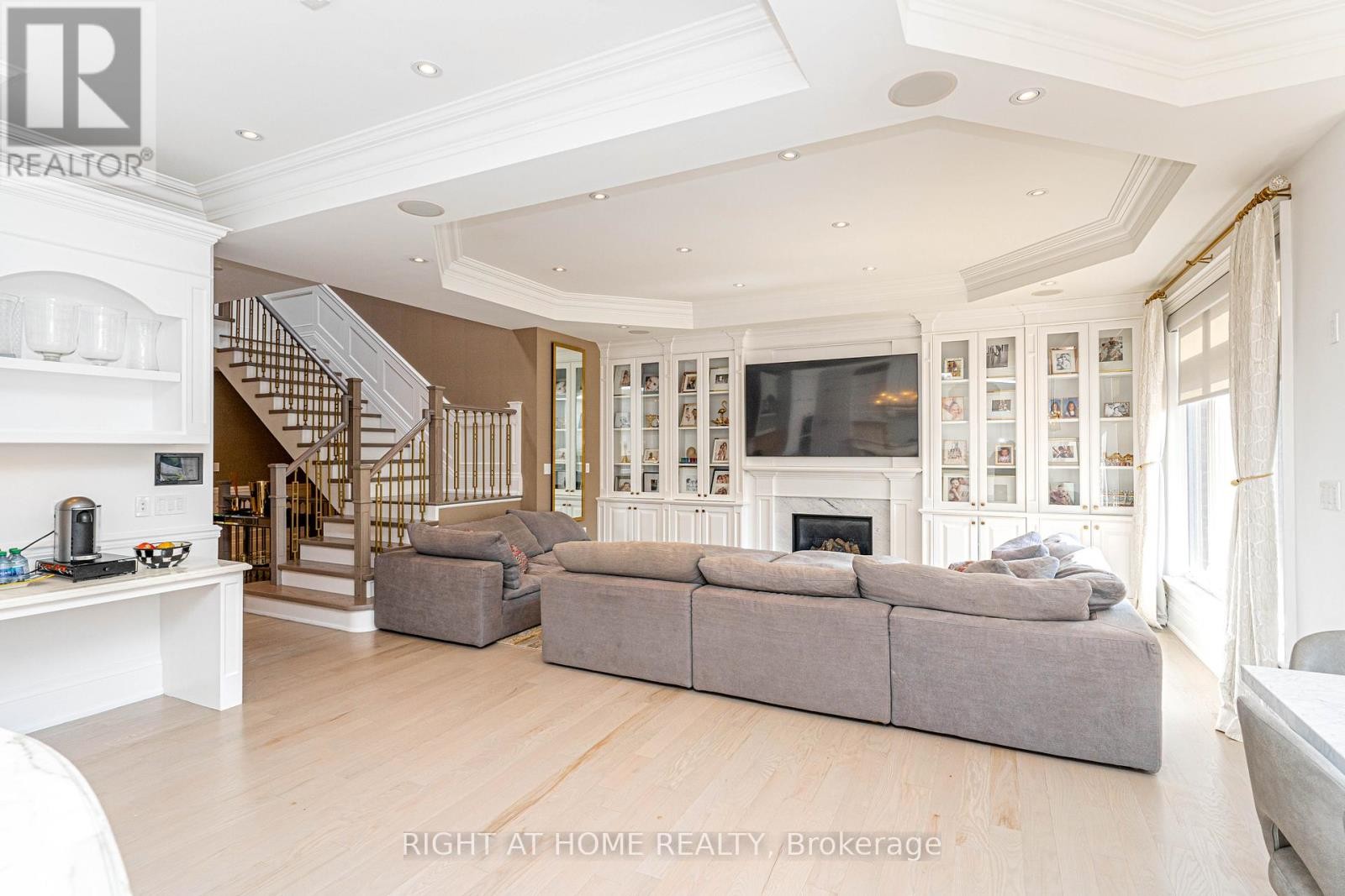 












377 BROOKE AVENUE

,
Toronto (Bedford Park-Nortown),




Ontario
M5M2L5

