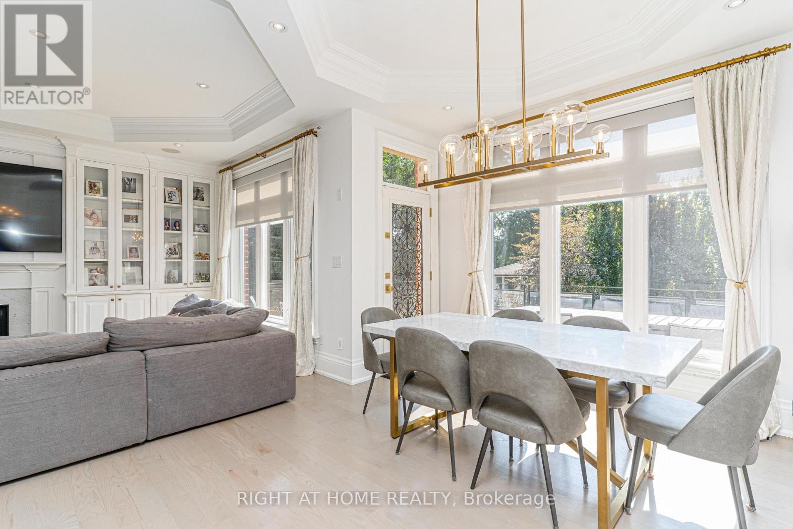 












377 BROOKE AVENUE

,
Toronto (Bedford Park-Nortown),




Ontario
M5M2L5

