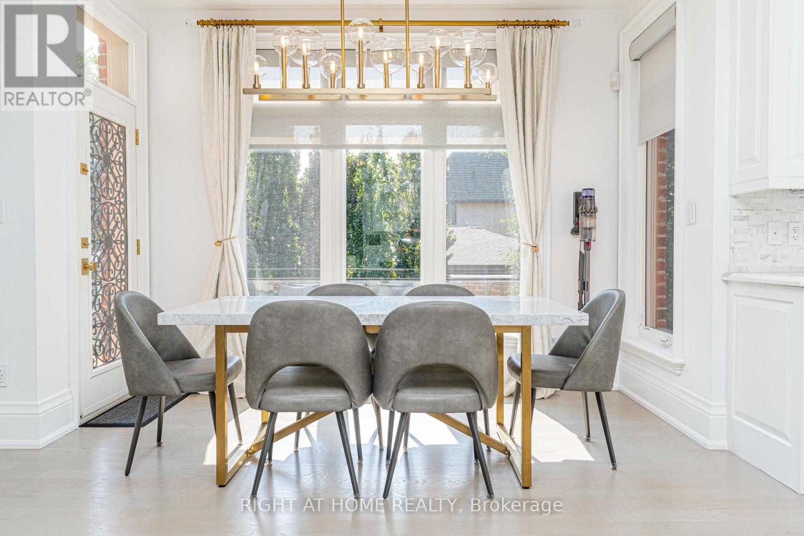 












377 BROOKE AVENUE

,
Toronto (Bedford Park-Nortown),




Ontario
M5M2L5

