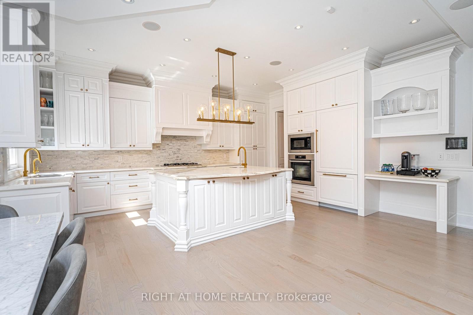 












377 BROOKE AVENUE

,
Toronto (Bedford Park-Nortown),




Ontario
M5M2L5

