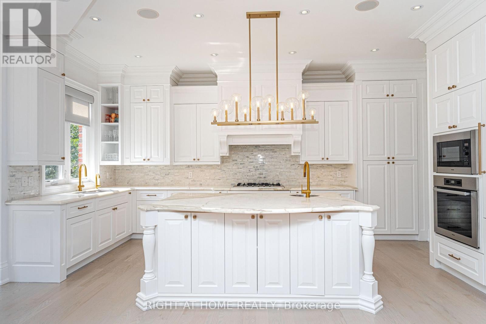 












377 BROOKE AVENUE

,
Toronto (Bedford Park-Nortown),




Ontario
M5M2L5

