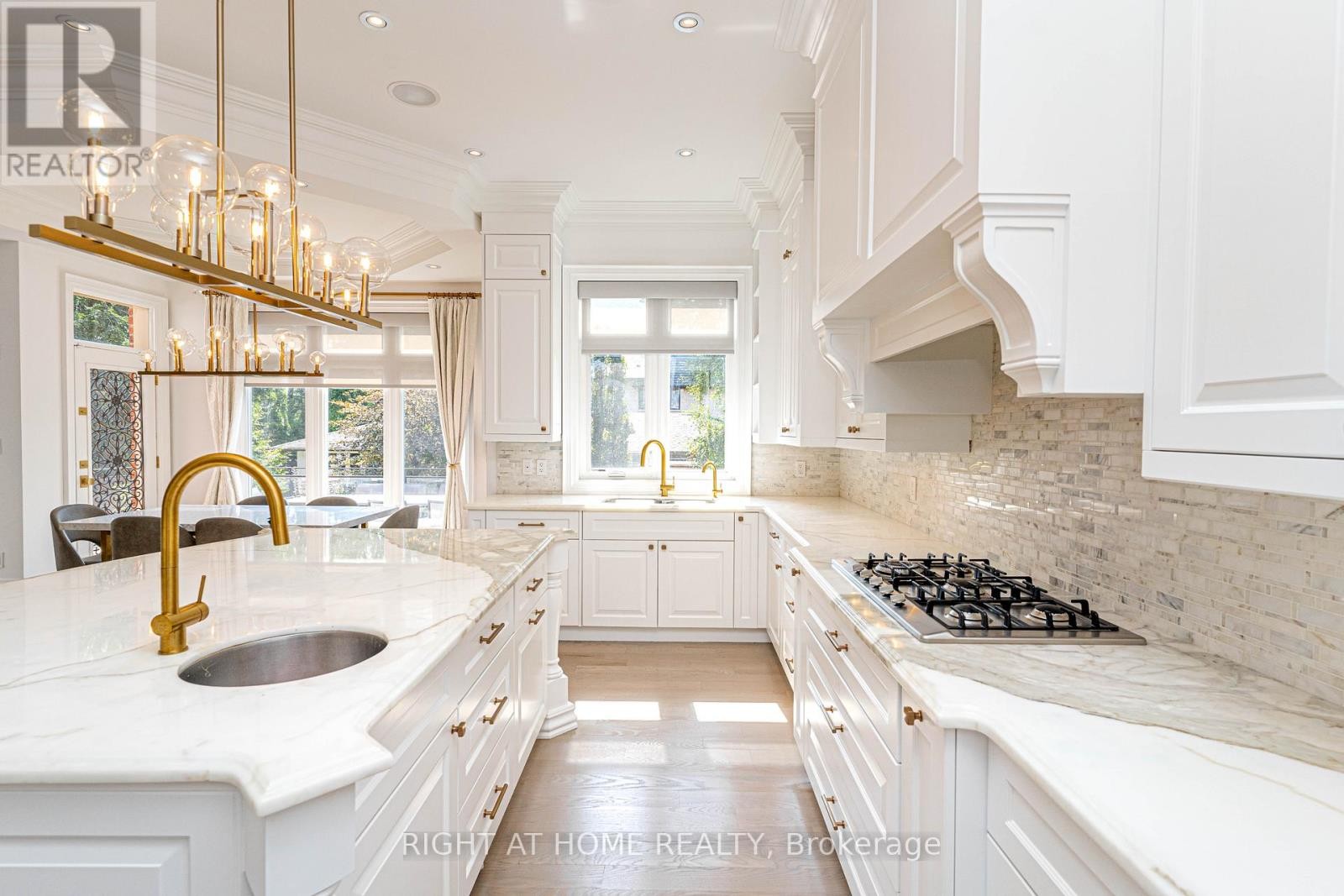 












377 BROOKE AVENUE

,
Toronto (Bedford Park-Nortown),




Ontario
M5M2L5

