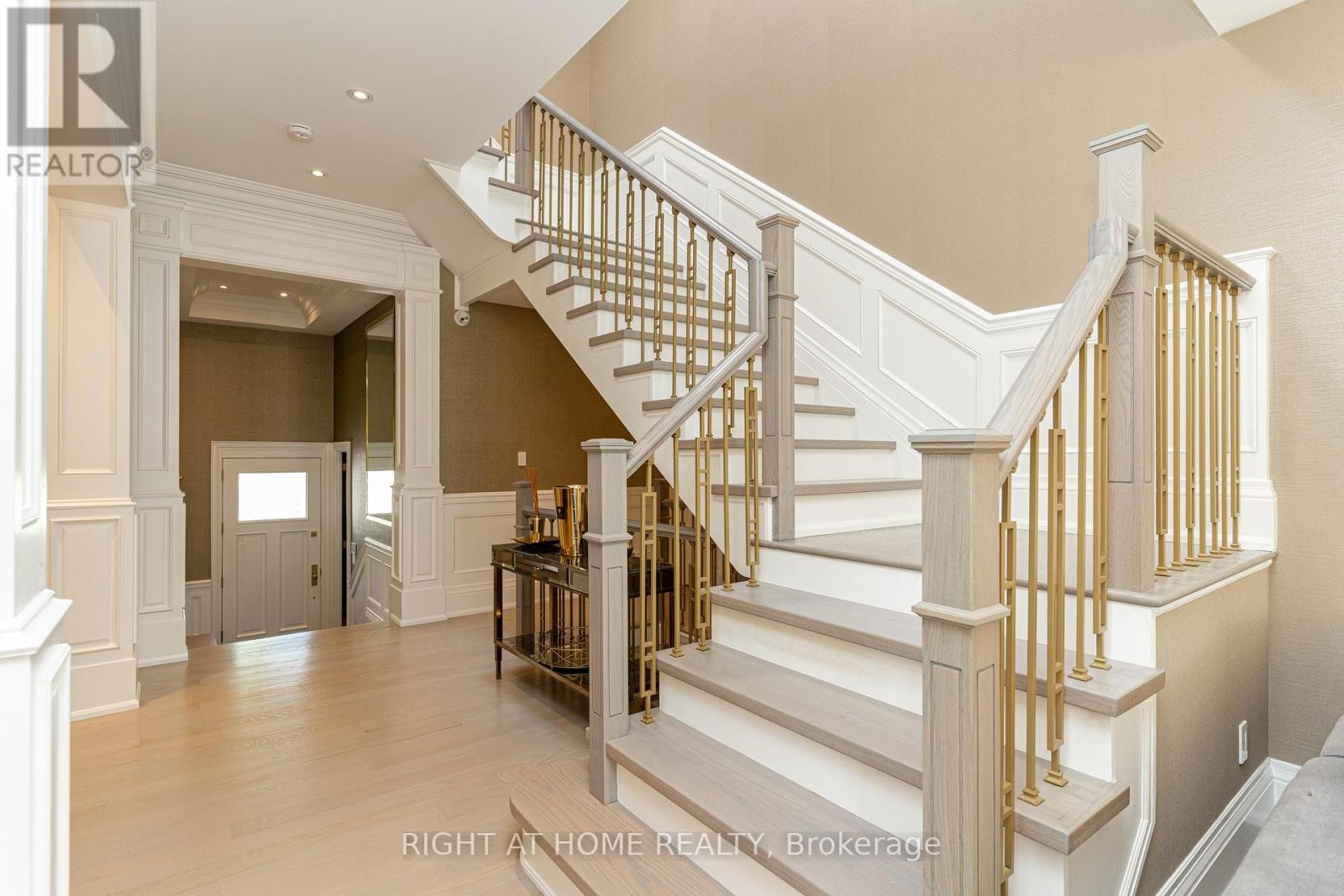 












377 BROOKE AVENUE

,
Toronto (Bedford Park-Nortown),




Ontario
M5M2L5

