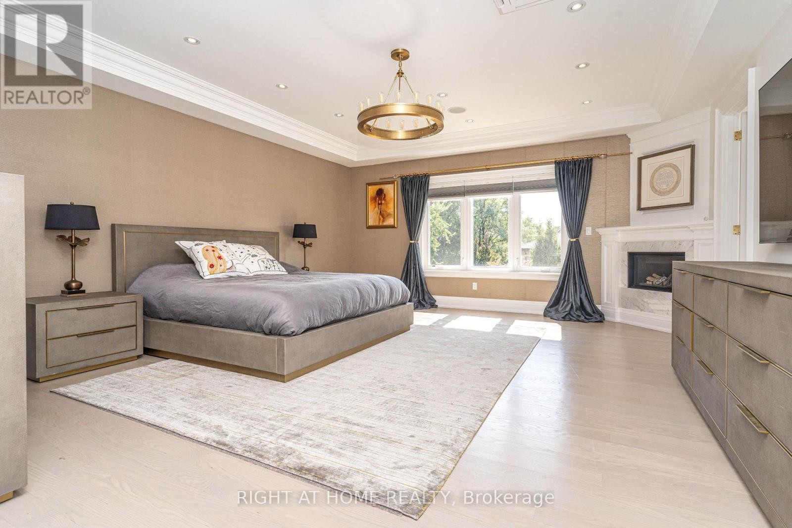 












377 BROOKE AVENUE

,
Toronto (Bedford Park-Nortown),




Ontario
M5M2L5

