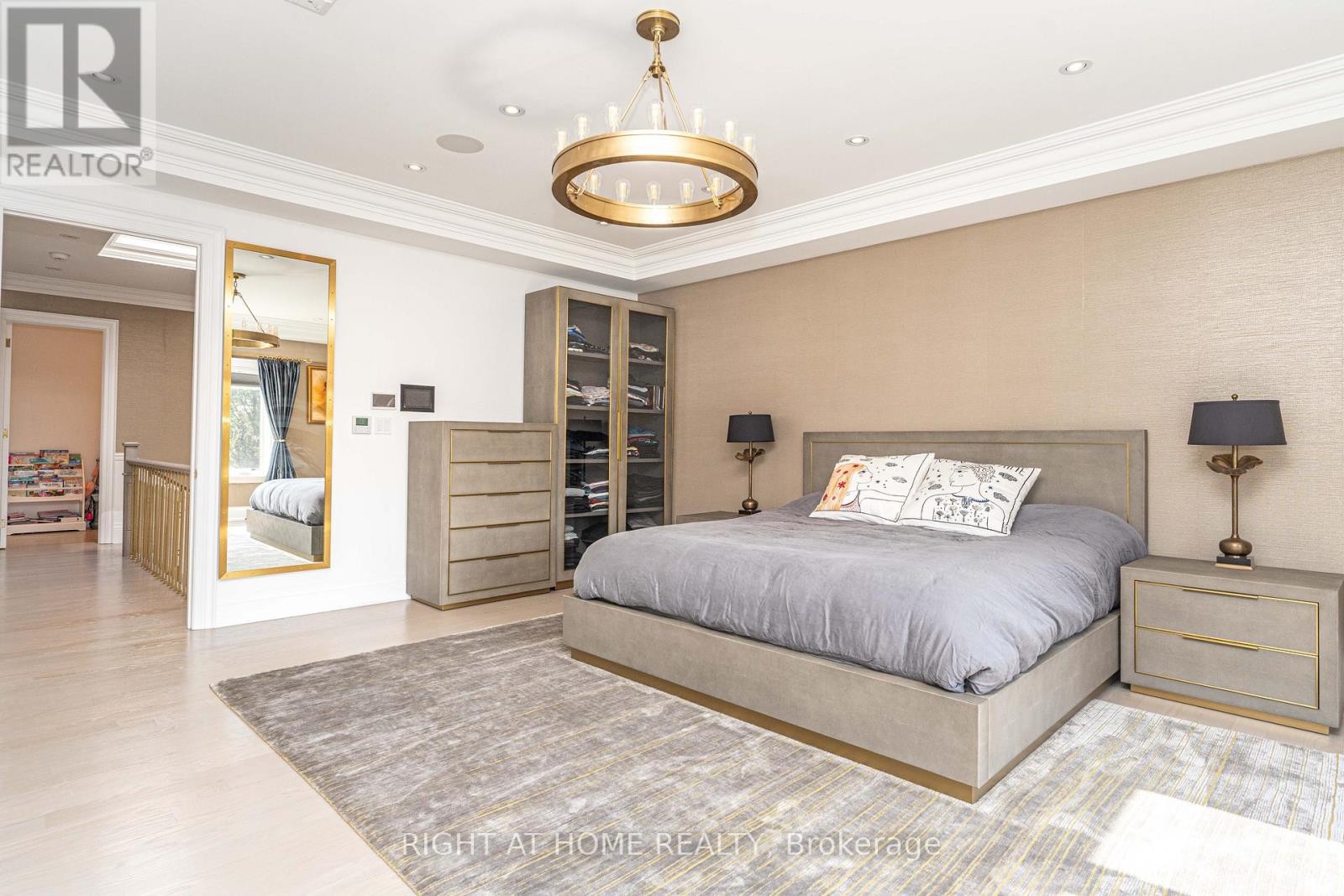 












377 BROOKE AVENUE

,
Toronto (Bedford Park-Nortown),




Ontario
M5M2L5

