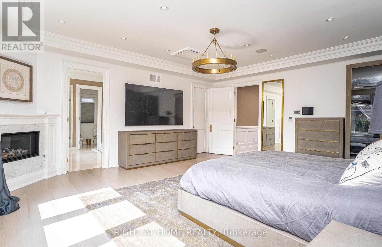 












377 BROOKE AVENUE

,
Toronto (Bedford Park-Nortown),




Ontario
M5M2L5

