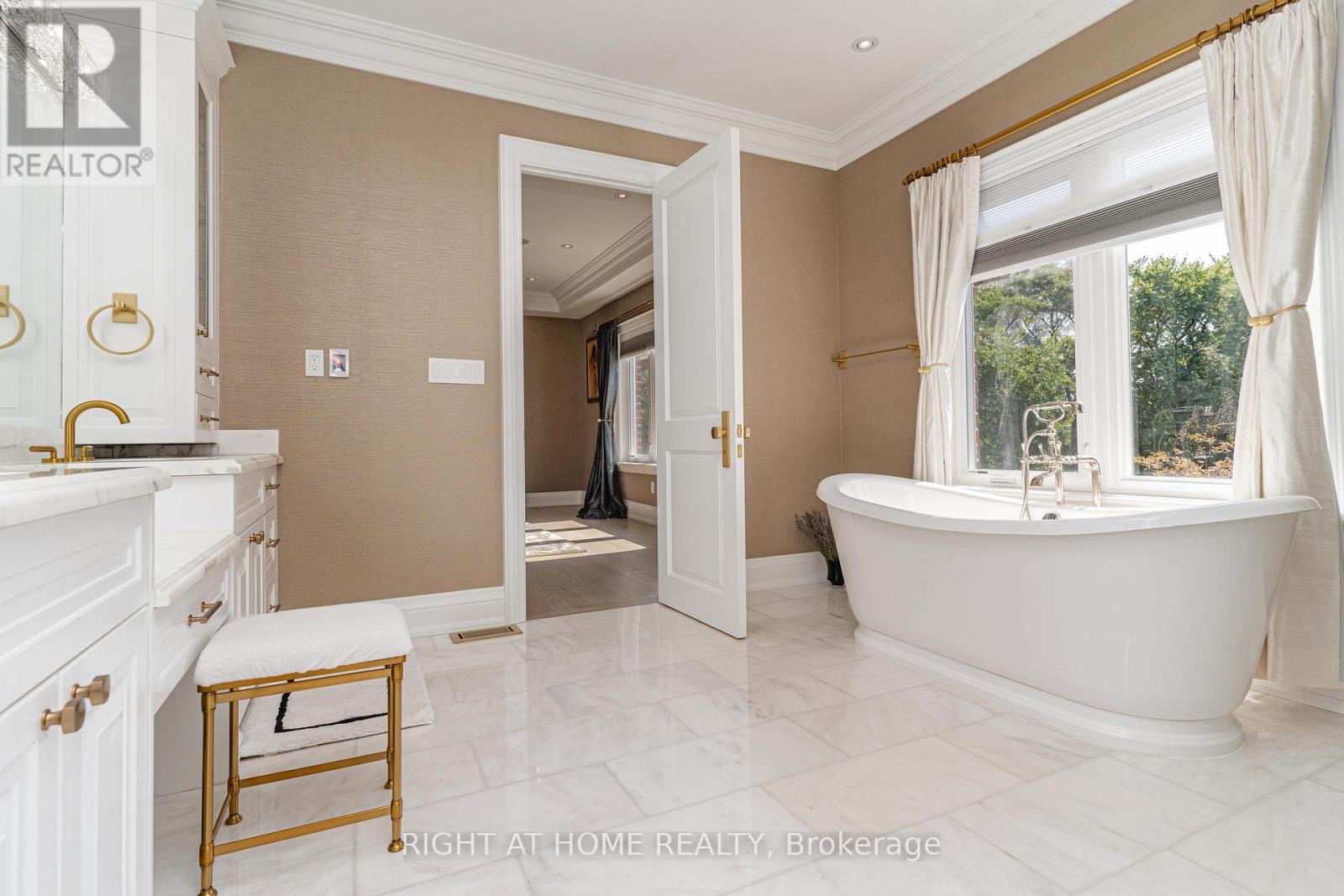 












377 BROOKE AVENUE

,
Toronto (Bedford Park-Nortown),




Ontario
M5M2L5

