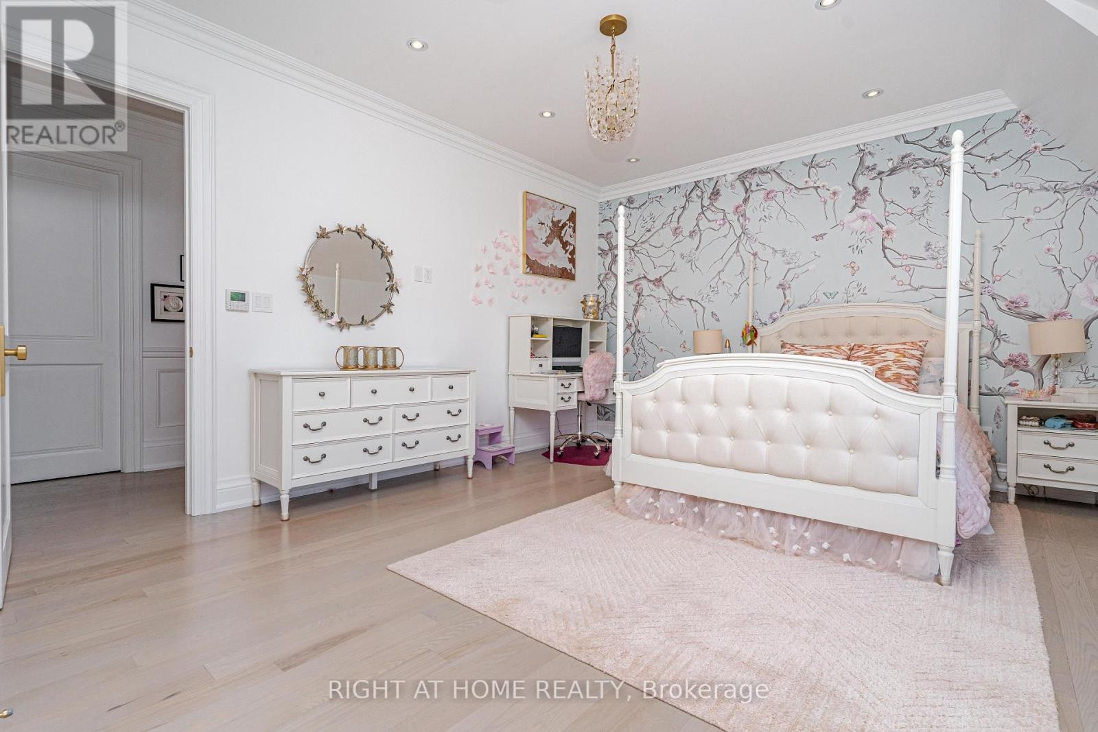 












377 BROOKE AVENUE

,
Toronto (Bedford Park-Nortown),




Ontario
M5M2L5

