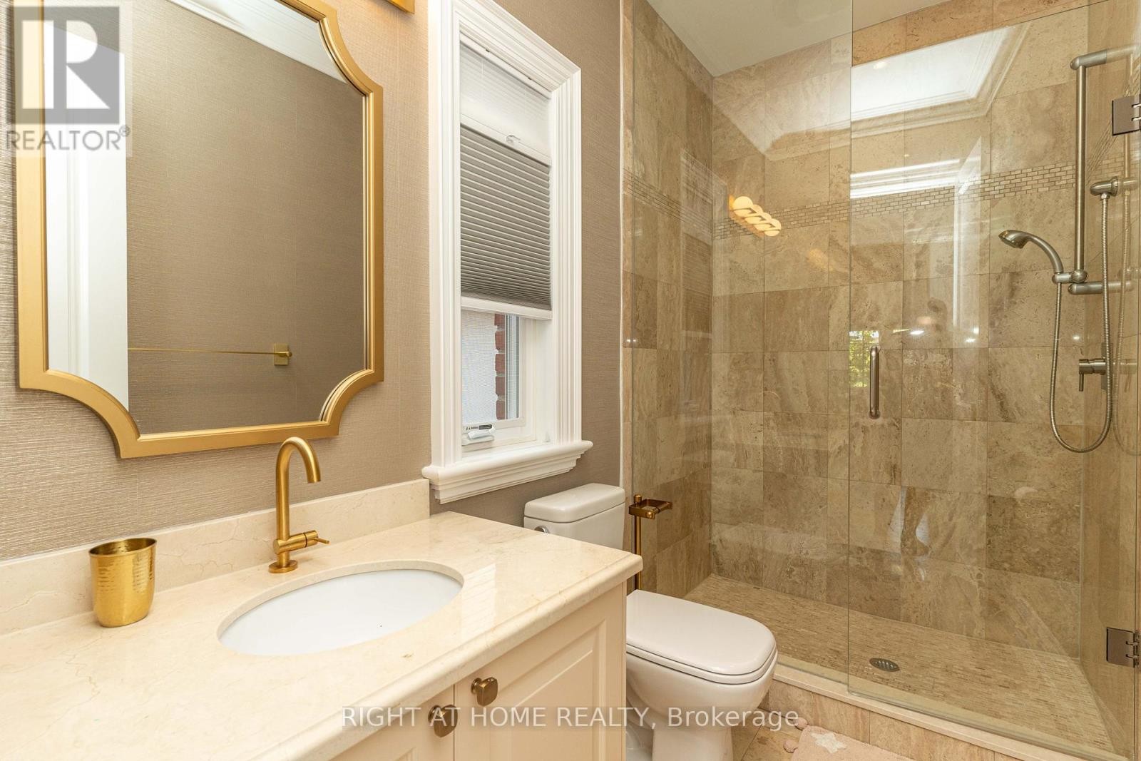 












377 BROOKE AVENUE

,
Toronto (Bedford Park-Nortown),




Ontario
M5M2L5

