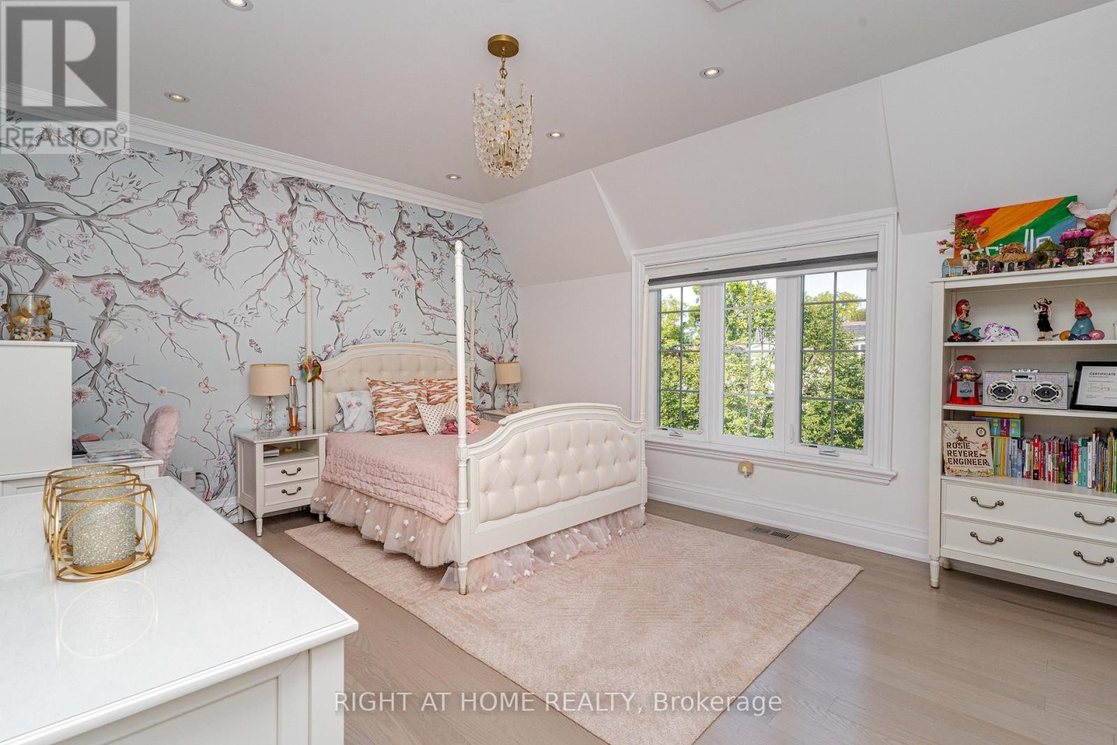 












377 BROOKE AVENUE

,
Toronto (Bedford Park-Nortown),




Ontario
M5M2L5

