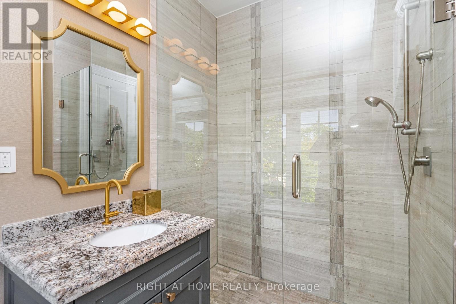 












377 BROOKE AVENUE

,
Toronto (Bedford Park-Nortown),




Ontario
M5M2L5

