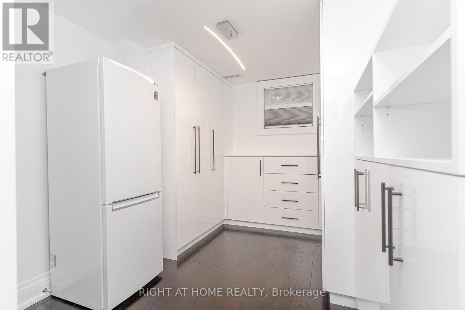 












377 BROOKE AVENUE

,
Toronto (Bedford Park-Nortown),




Ontario
M5M2L5

