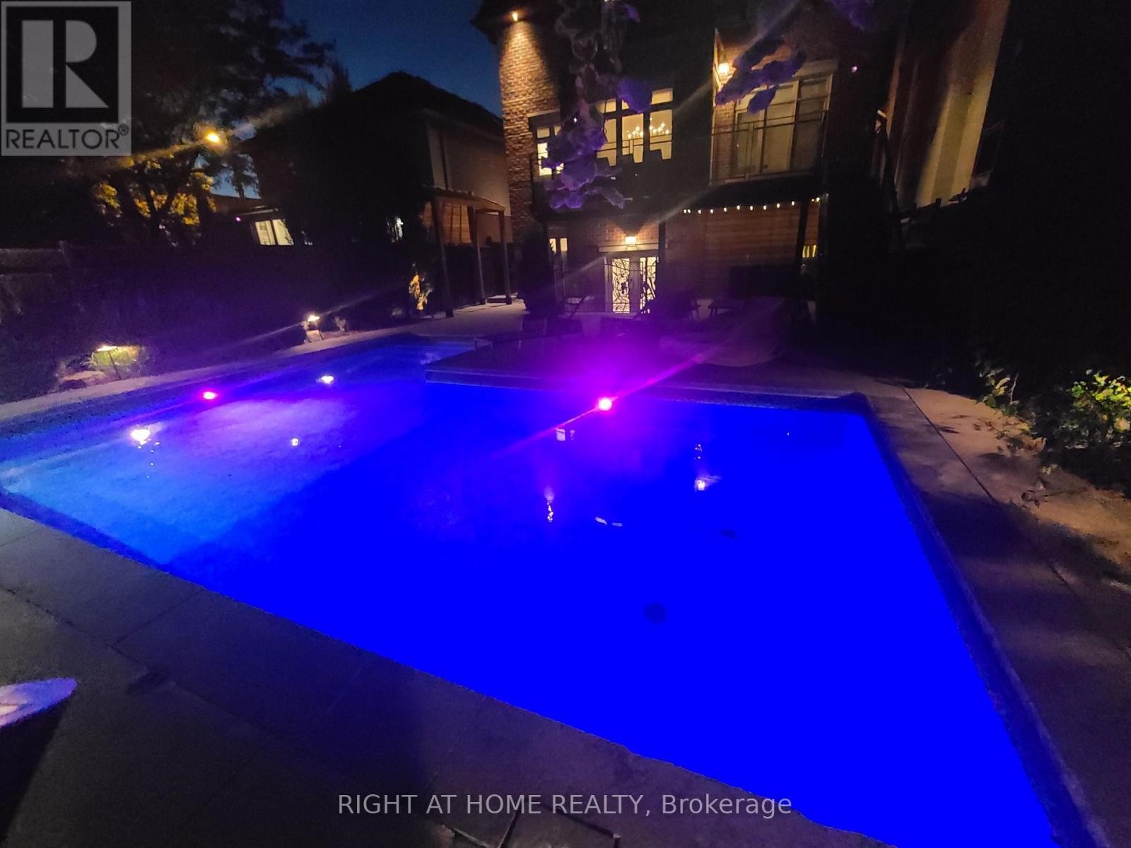 












377 BROOKE AVENUE

,
Toronto (Bedford Park-Nortown),




Ontario
M5M2L5

