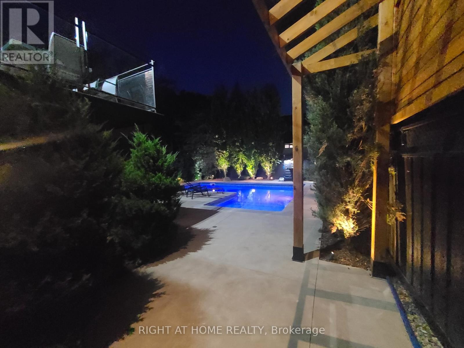 












377 BROOKE AVENUE

,
Toronto (Bedford Park-Nortown),




Ontario
M5M2L5

