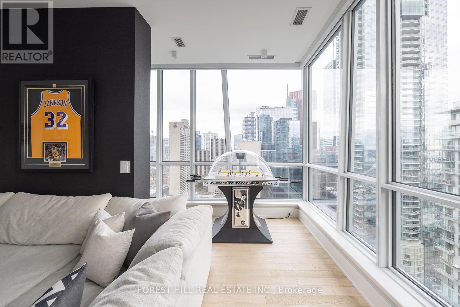 












PH102 - 199 RICHMOND STREET W

,
Toronto (Waterfront Communities),




Ontario
M5V0H4

