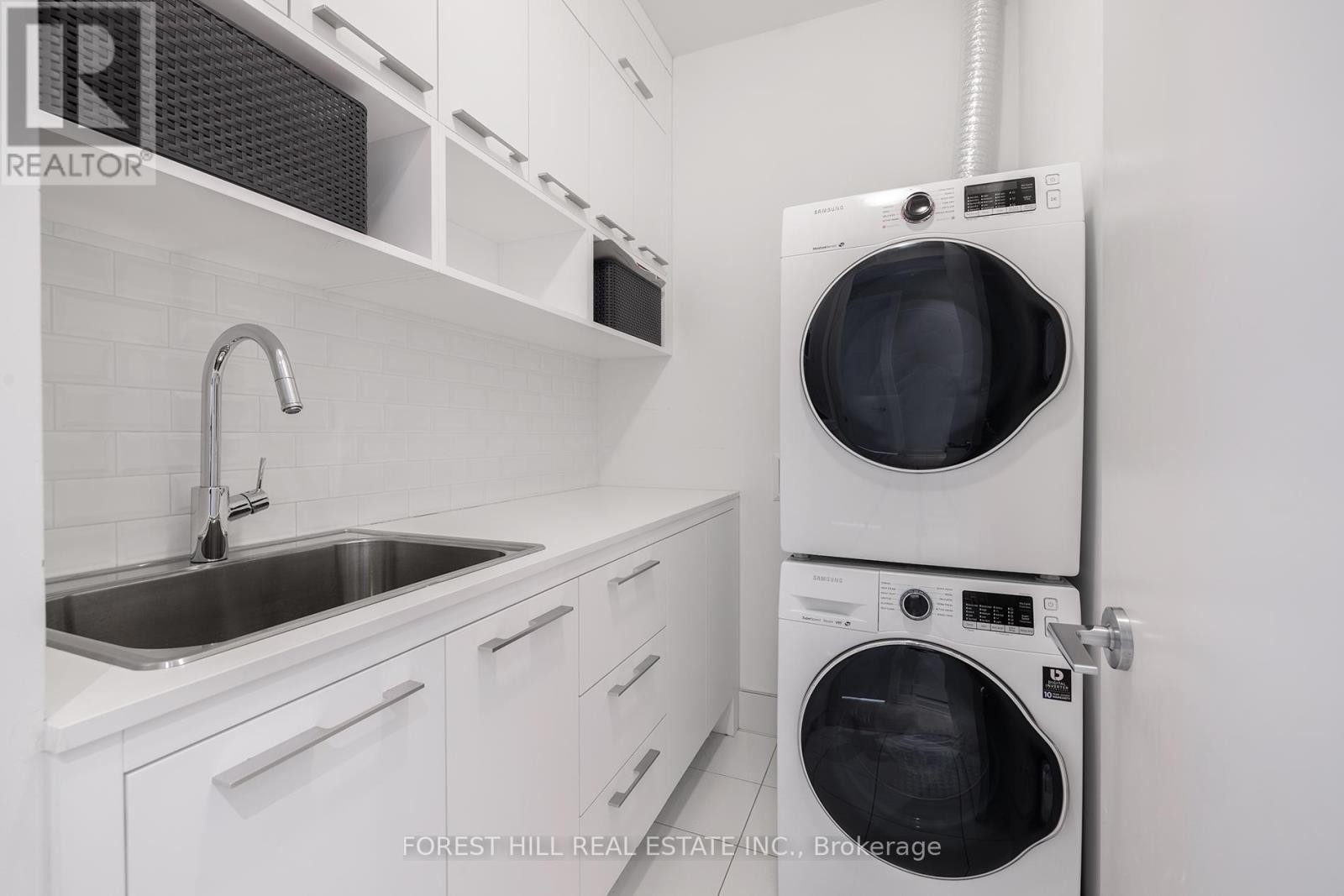 












PH102 - 199 RICHMOND STREET W

,
Toronto (Waterfront Communities),




Ontario
M5V0H4

