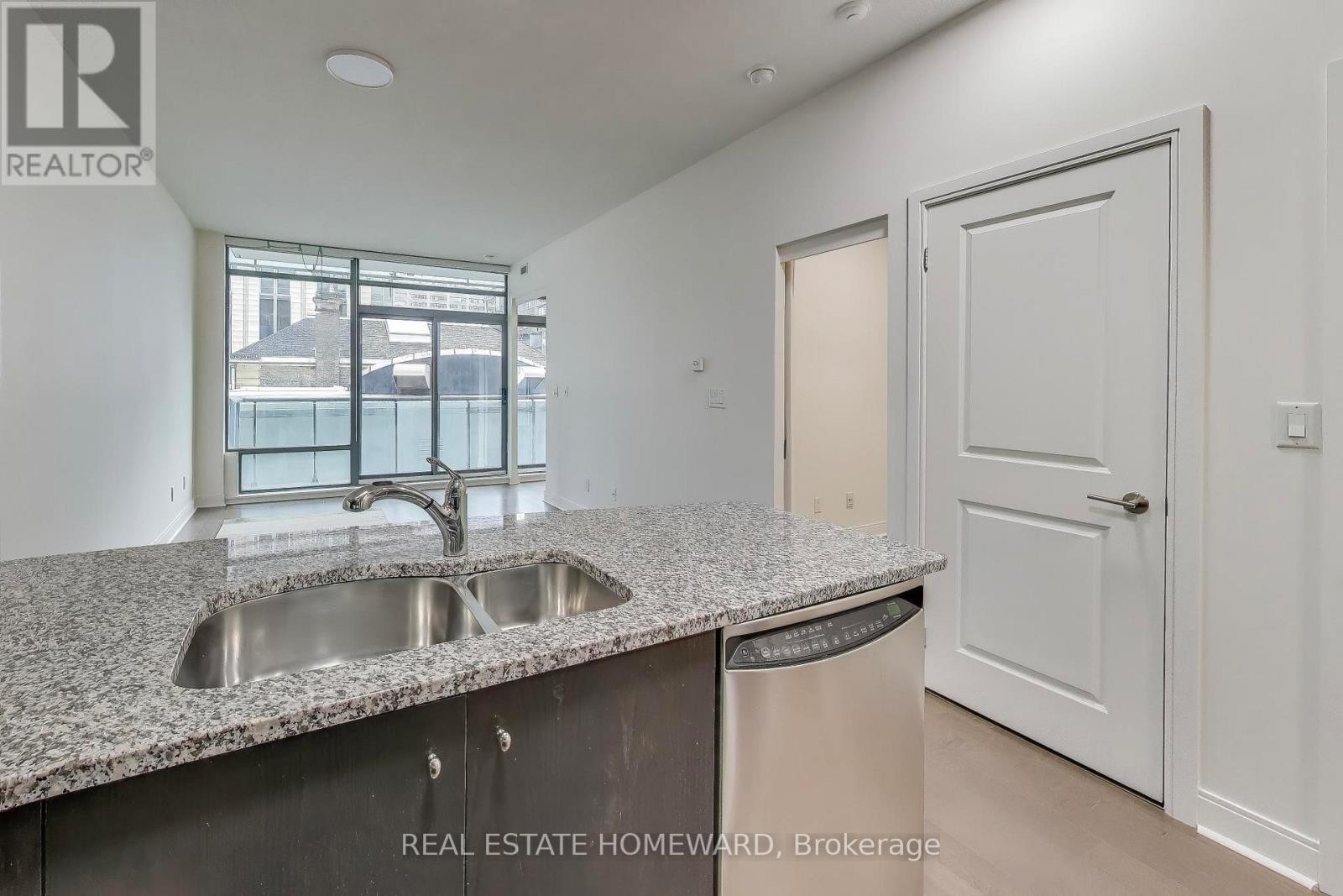 












305 - 21 SCOLLARD STREET

,
Toronto (Annex),




Ontario
M5R1G1

