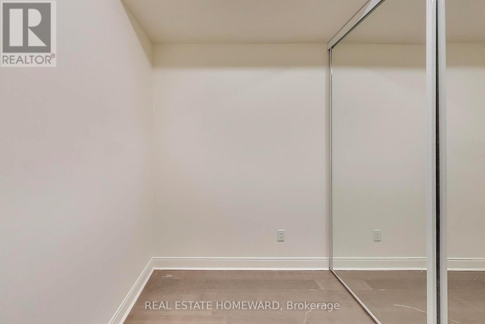 












305 - 21 SCOLLARD STREET

,
Toronto (Annex),




Ontario
M5R1G1

