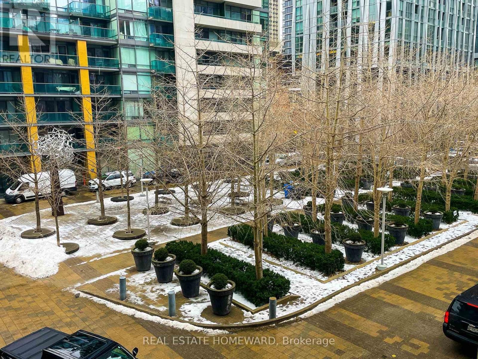 












305 - 21 SCOLLARD STREET

,
Toronto (Annex),




Ontario
M5R1G1

