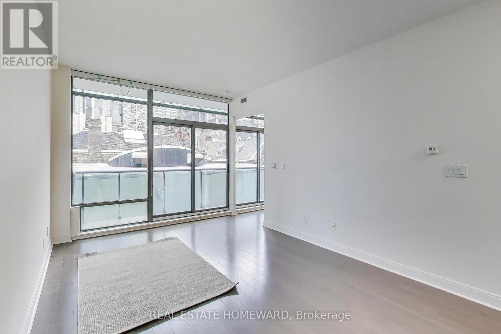 












305 - 21 SCOLLARD STREET

,
Toronto (Annex),




Ontario
M5R1G1

