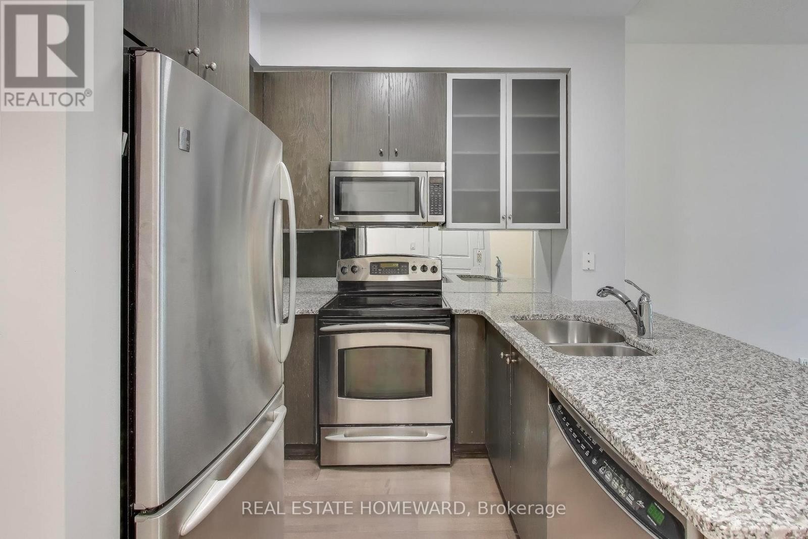 












305 - 21 SCOLLARD STREET

,
Toronto (Annex),




Ontario
M5R1G1

