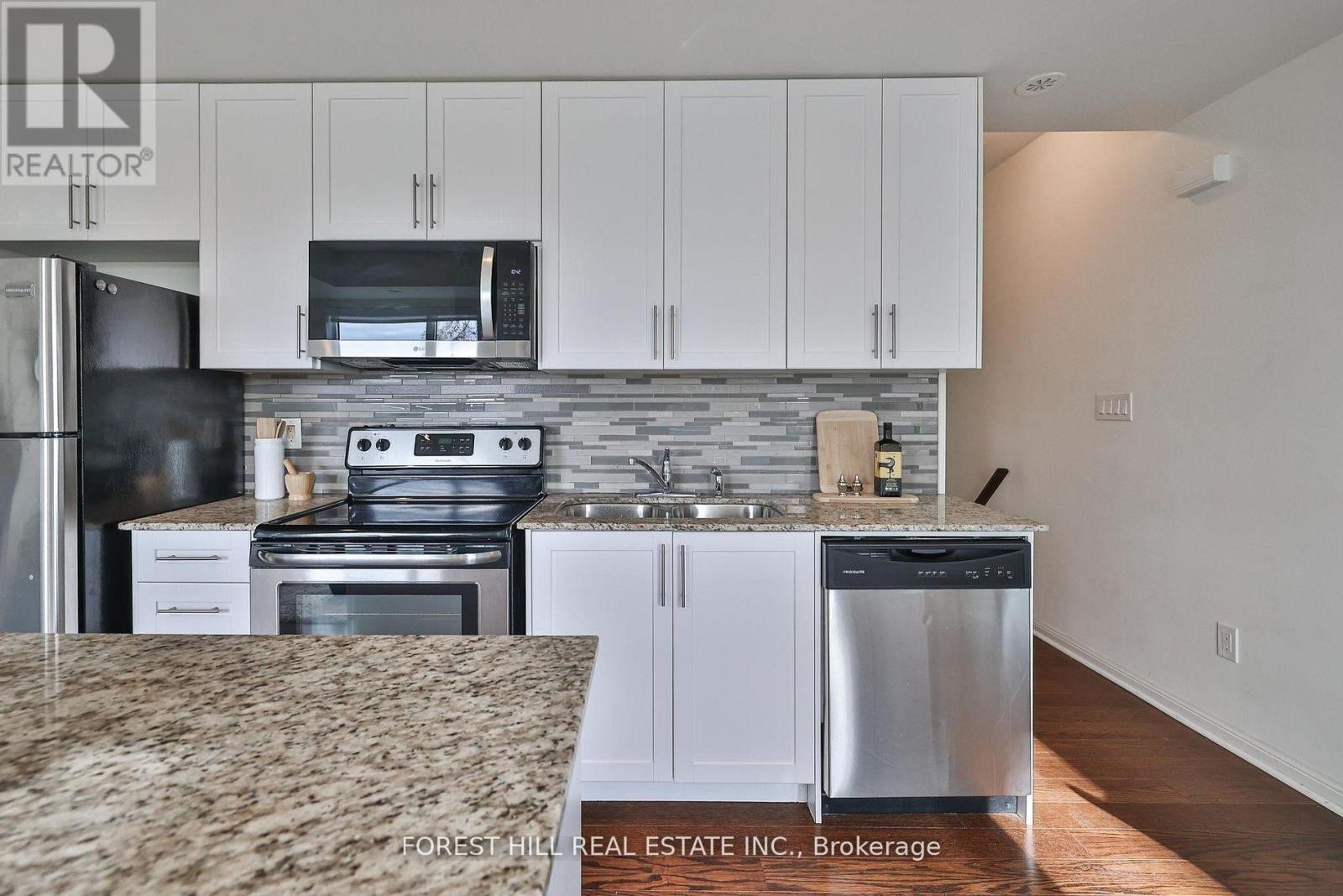 












318 - 639 LAWRENCE AVENUE W

,
Toronto (Englemount-Lawrence),




Ontario
M6A1A9

