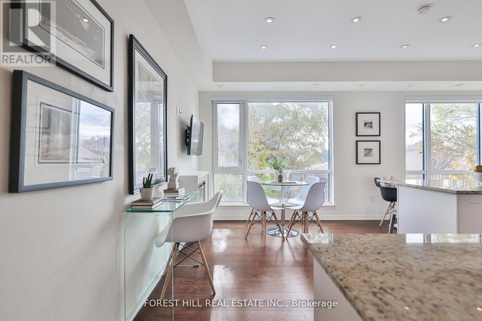 












318 - 639 LAWRENCE AVENUE W

,
Toronto (Englemount-Lawrence),




Ontario
M6A1A9

