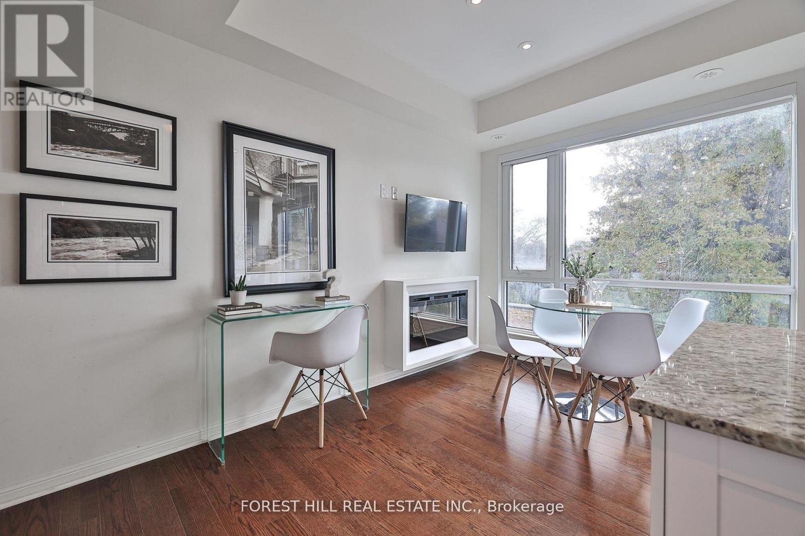 












318 - 639 LAWRENCE AVENUE W

,
Toronto (Englemount-Lawrence),




Ontario
M6A1A9

