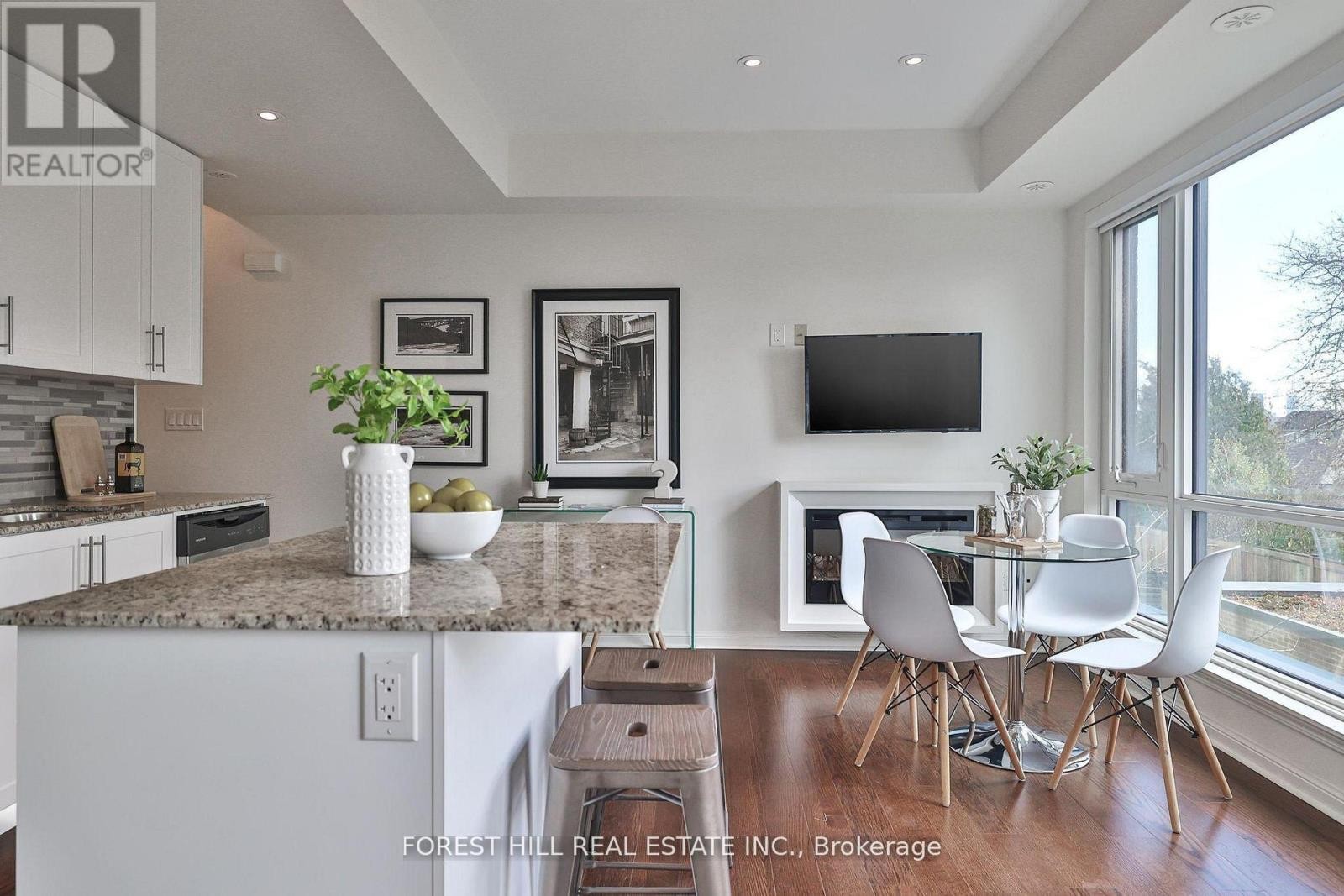 












318 - 639 LAWRENCE AVENUE W

,
Toronto (Englemount-Lawrence),




Ontario
M6A1A9

