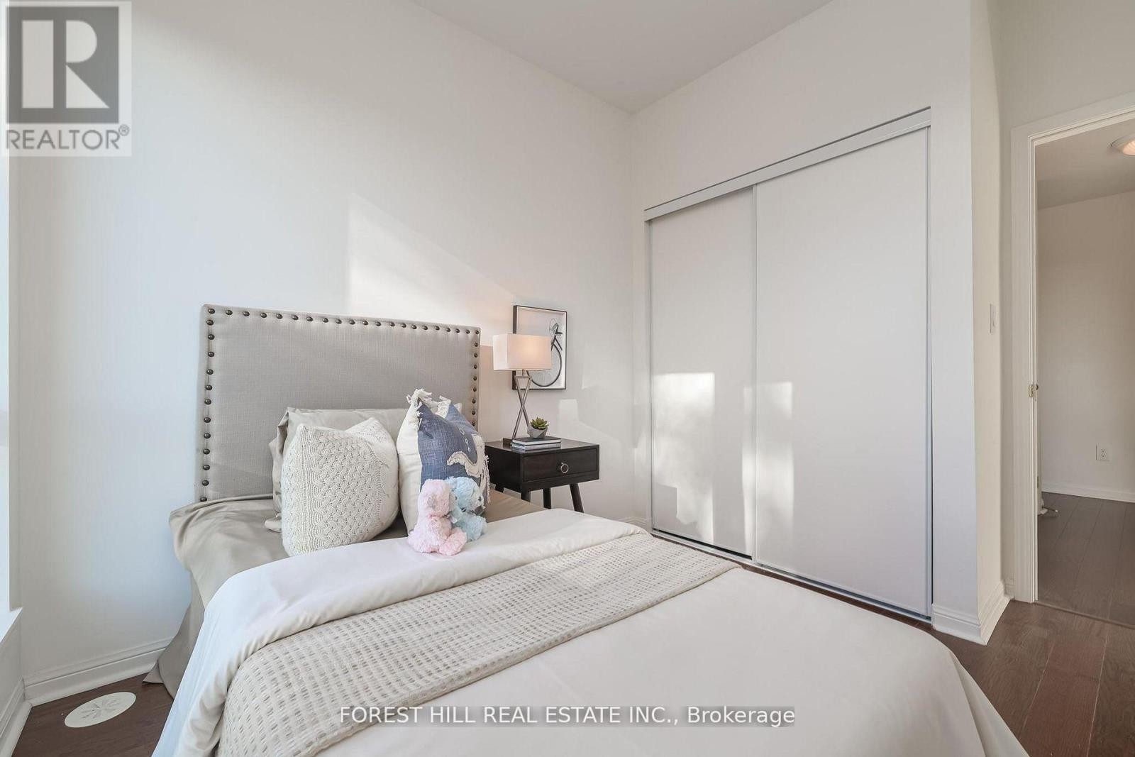 












318 - 639 LAWRENCE AVENUE W

,
Toronto (Englemount-Lawrence),




Ontario
M6A1A9

