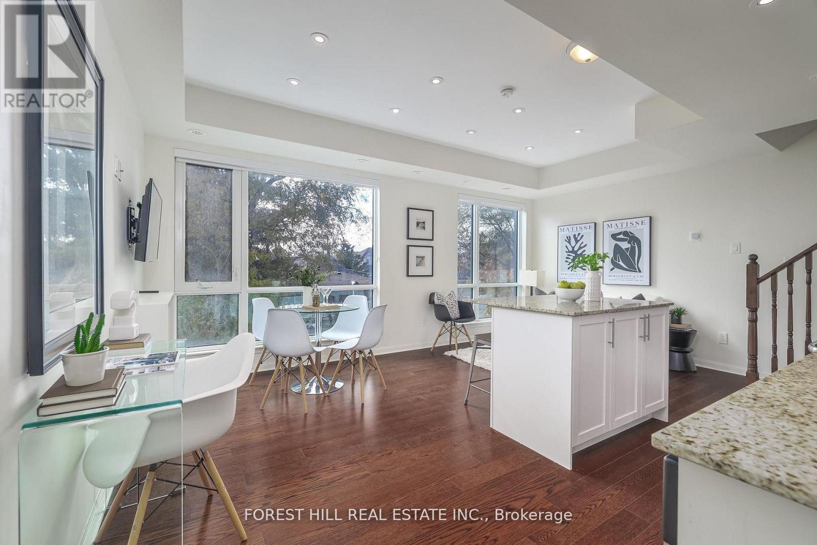 












318 - 639 LAWRENCE AVENUE W

,
Toronto (Englemount-Lawrence),




Ontario
M6A1A9

