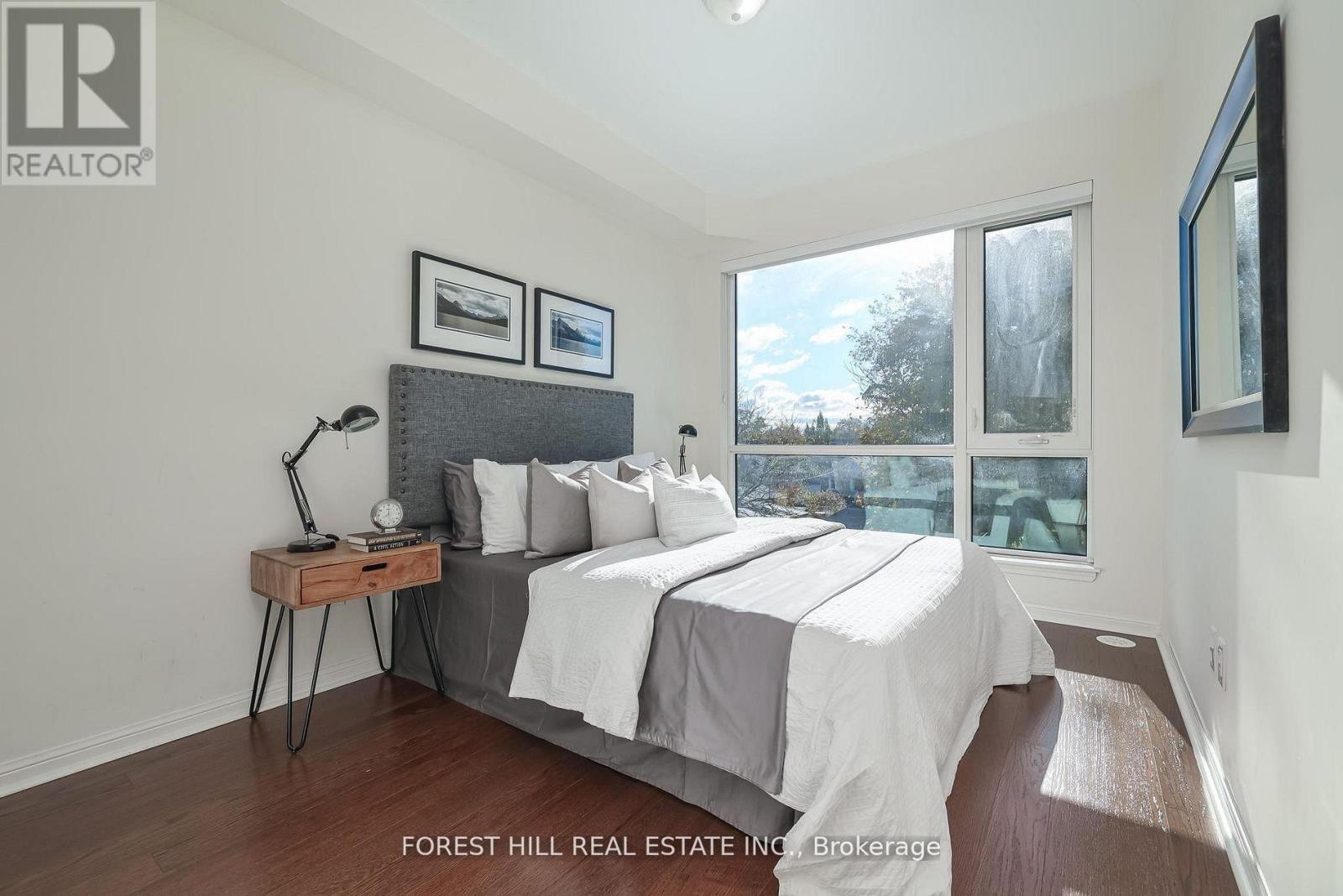 












318 - 639 LAWRENCE AVENUE W

,
Toronto (Englemount-Lawrence),




Ontario
M6A1A9

