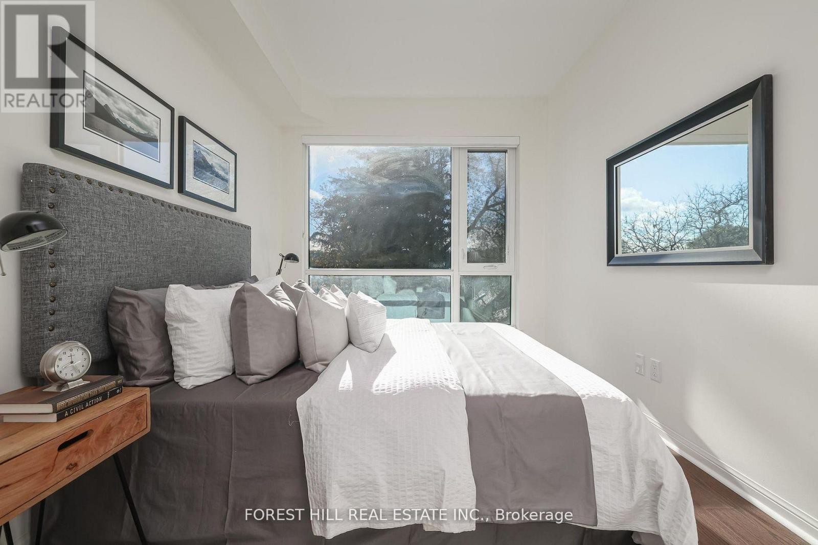 












318 - 639 LAWRENCE AVENUE W

,
Toronto (Englemount-Lawrence),




Ontario
M6A1A9

