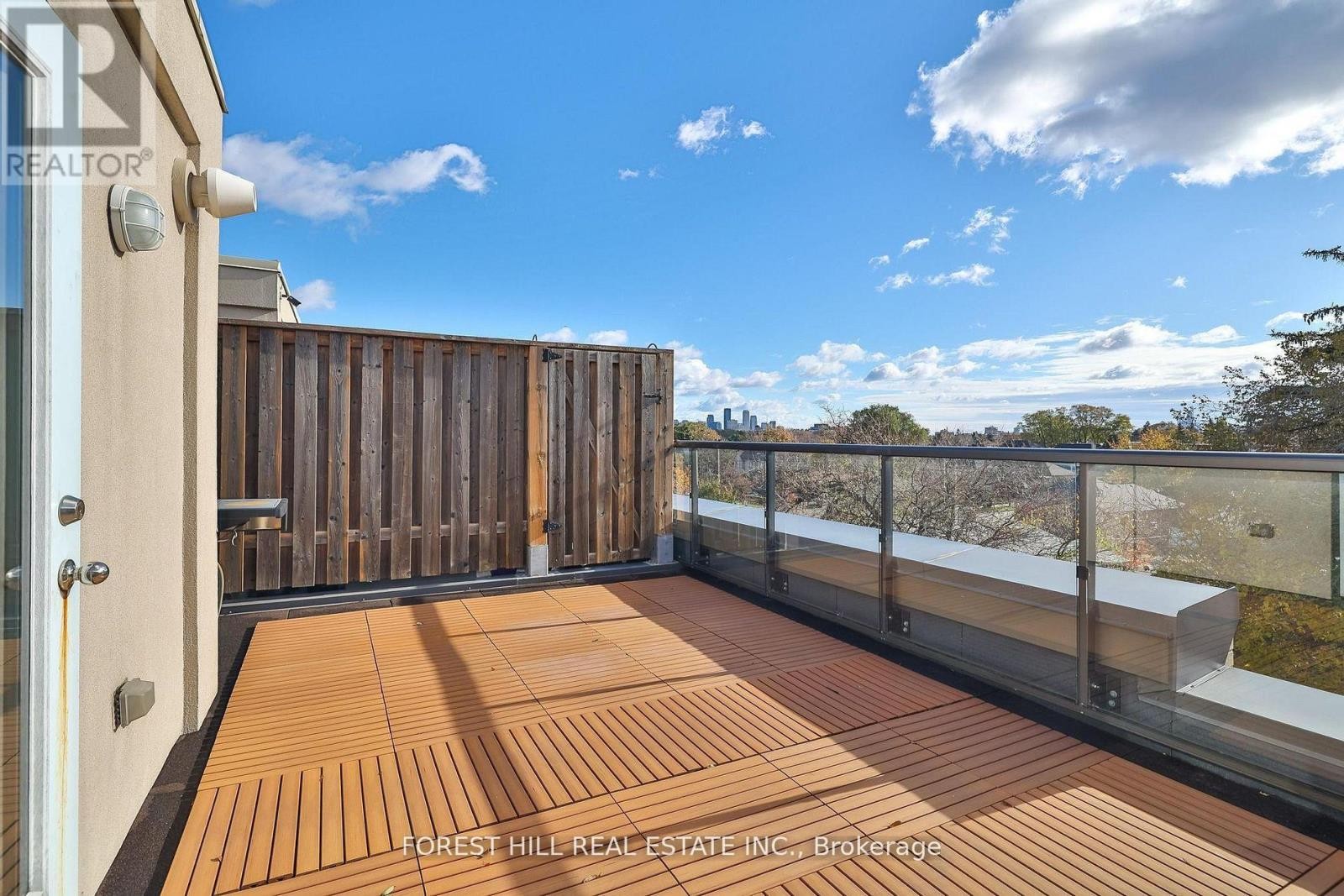 












318 - 639 LAWRENCE AVENUE W

,
Toronto (Englemount-Lawrence),




Ontario
M6A1A9

