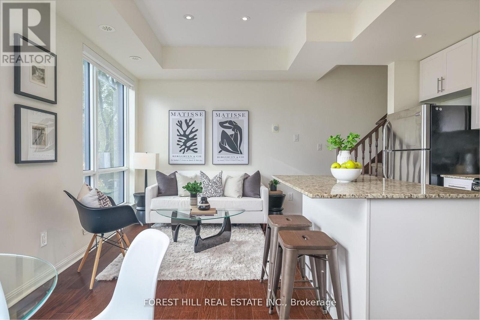 












318 - 639 LAWRENCE AVENUE W

,
Toronto (Englemount-Lawrence),




Ontario
M6A1A9

