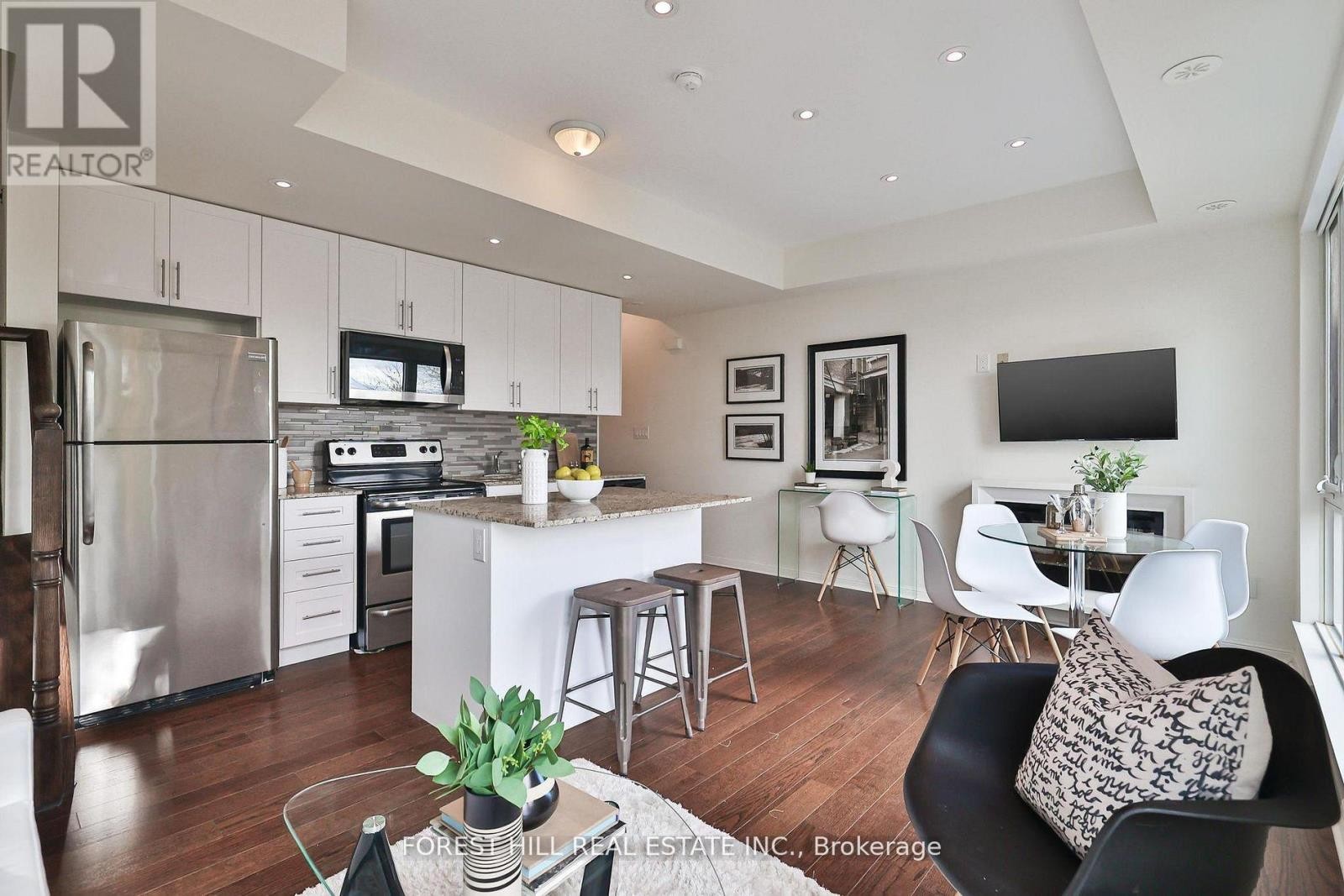 












318 - 639 LAWRENCE AVENUE W

,
Toronto (Englemount-Lawrence),




Ontario
M6A1A9

