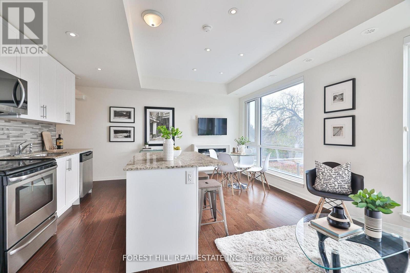 












318 - 639 LAWRENCE AVENUE W

,
Toronto (Englemount-Lawrence),




Ontario
M6A1A9

