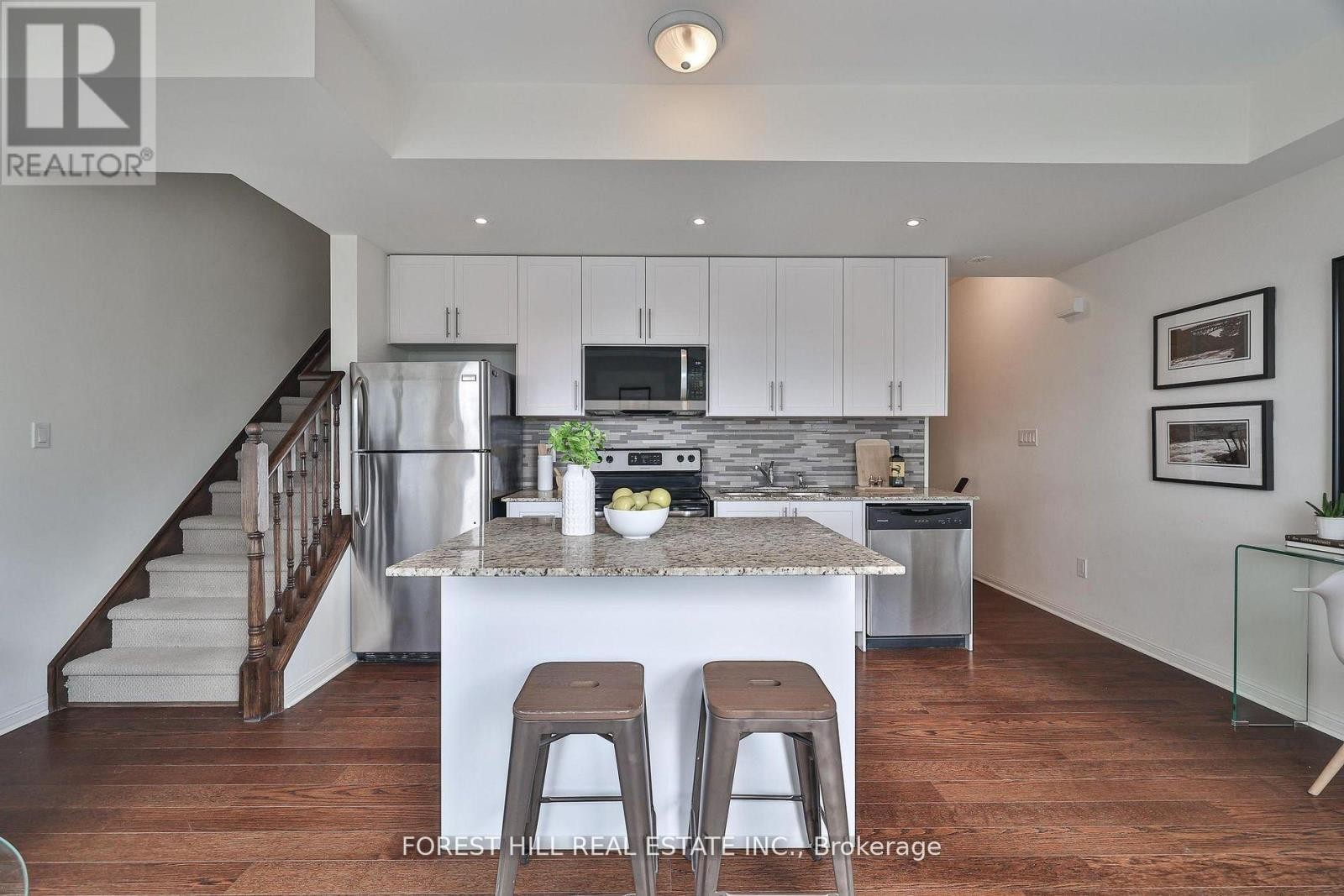 












318 - 639 LAWRENCE AVENUE W

,
Toronto (Englemount-Lawrence),




Ontario
M6A1A9

