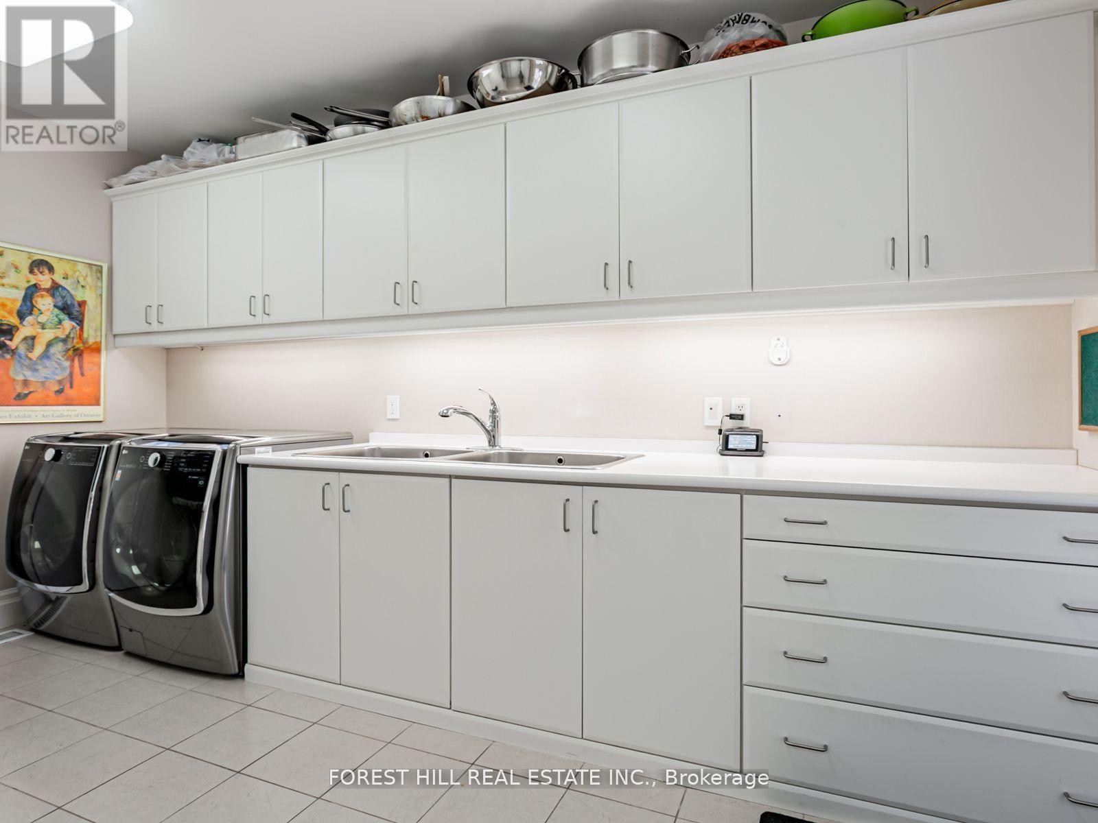 












7 CEDARWOOD AVENUE

,
Toronto (Bridle Path-Sunnybrook-York Mills),




Ontario
M2L1L7

