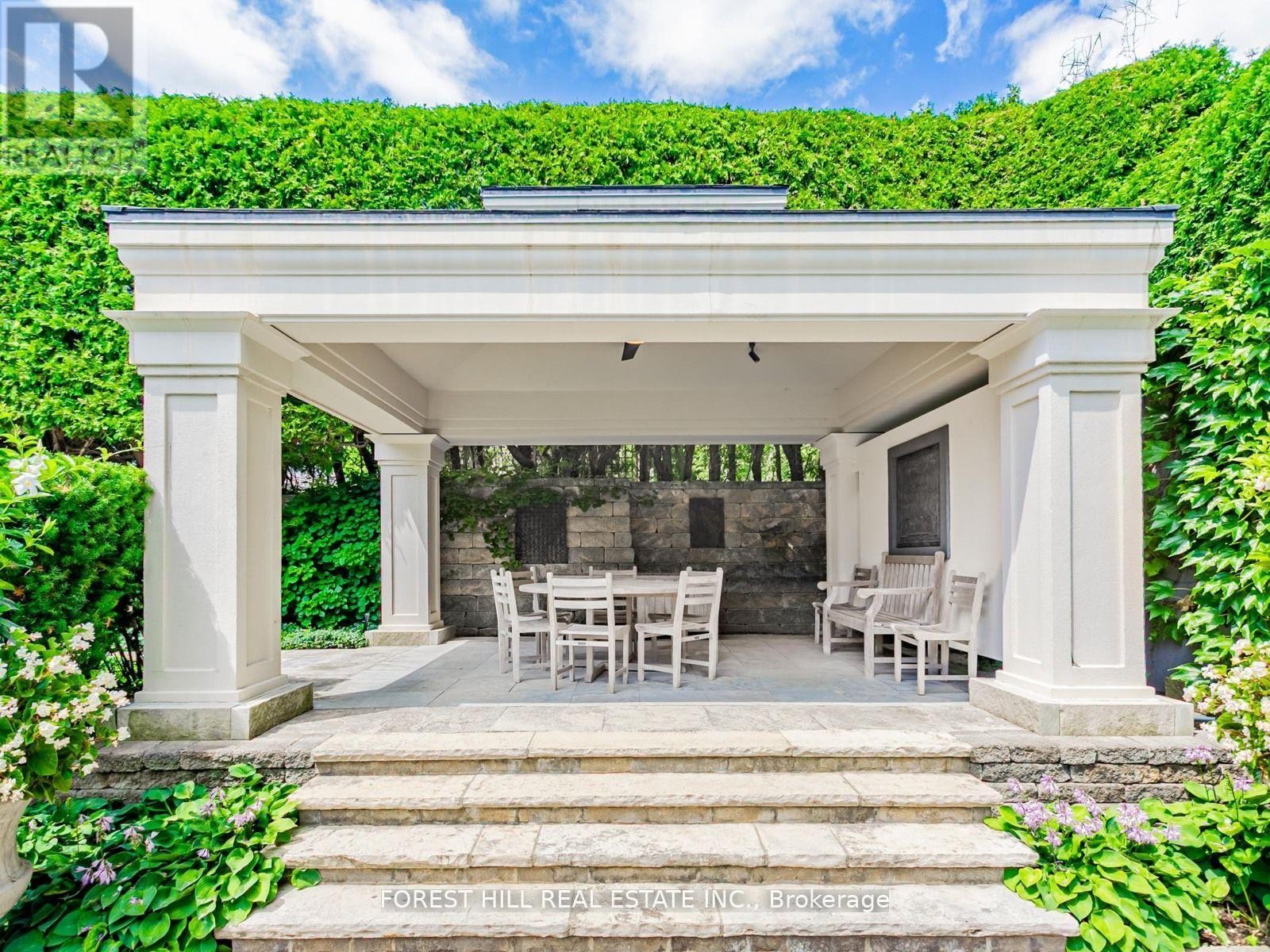 












7 CEDARWOOD AVENUE

,
Toronto (Bridle Path-Sunnybrook-York Mills),




Ontario
M2L1L7

