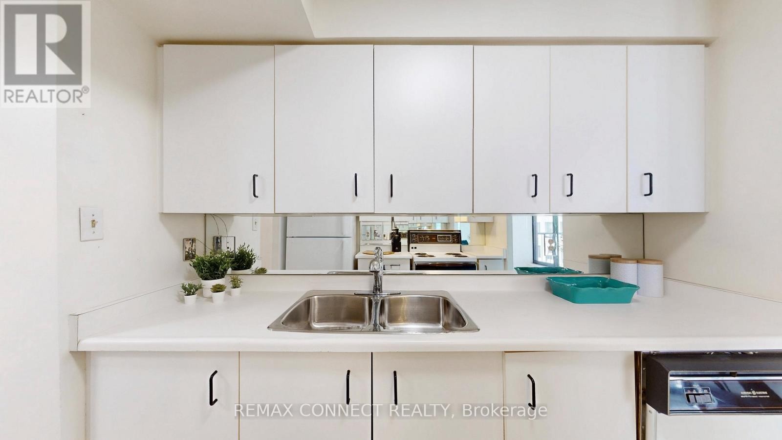 












1002 - 47 ST CLAIR AVENUE W

,
Toronto (Yonge-St. Clair),




Ontario
M4V3A5

