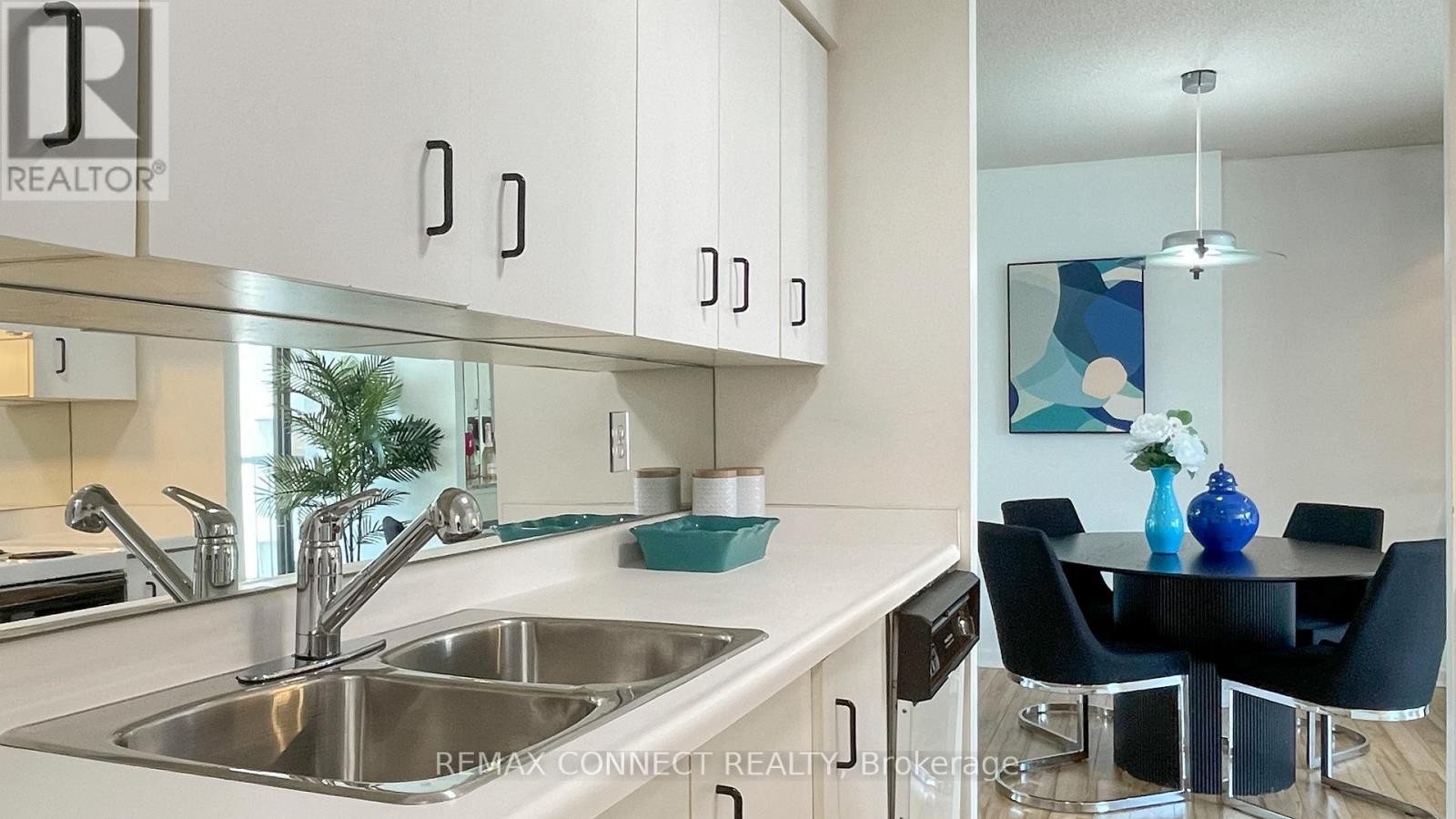 












1002 - 47 ST CLAIR AVENUE W

,
Toronto (Yonge-St. Clair),




Ontario
M4V3A5

