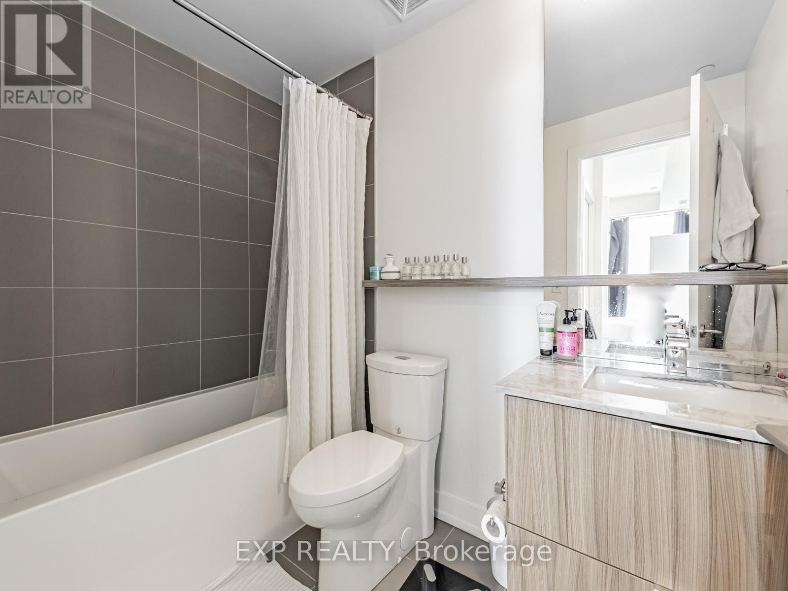 












811 - 6 PARKWOOD AVENUE

,
Toronto (Casa Loma),




Ontario
M4V1V1

